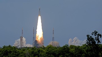 AST SpaceMobile luncurkan satelit BlueBird 6 yang dirancang menghubungkan ponsel biasa langsung ke orbit rendah bumi tanpa antena atau modem tambahan.