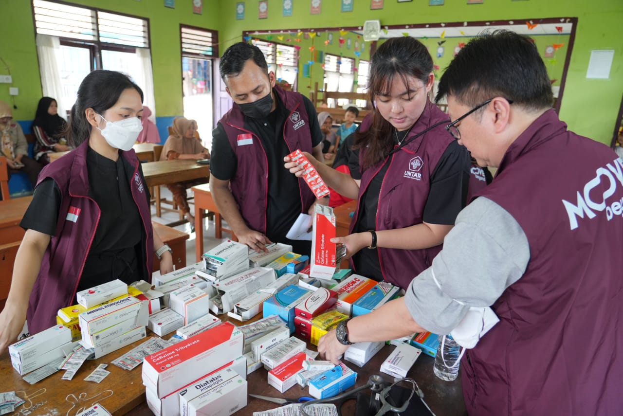 Untar mengerahkan 10 relawan medis dari FK Untar untuk layanan kesehatan dan psikososial bagi masyarakat terdampak banjir di Sumatera Barat.