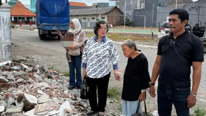 Wali Kota Surabaya penuhi perhatian terhadap kasus perobohan rumah Nenek Elina oleh ormas dan pastikan hukum berlaku tanpa pandang bulu.