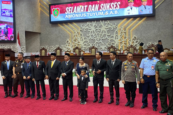 Pelantikan PAW Amonius Tuyum sisa masa jabatan 2024–2029 menggantikan Jimmy Carter, disaksikan Wakil Gubernur dan pimpinan DPRD Kalteng