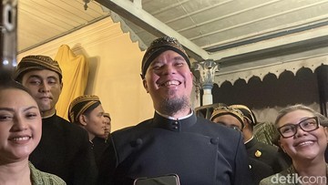 Menjelang berstatus kakek, Ahmad Dhani perkuat bisnis kopi lewat ekspansi strategis dan misi sosial.