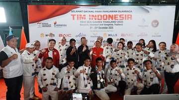 Ketum PERBATI Ray Zulham memberikan apresiasi dan hadiah uang pembinaan kepada atlet tinju Indonesia peraih medali SEA Games 2025.