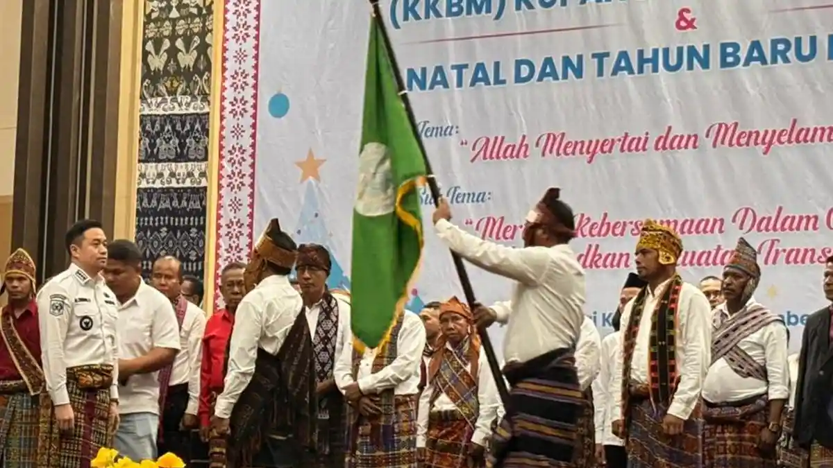 Wali Kota Kupang melantik pengurus Komunitas Kita Bersaudara Maumere (KKBM) didampingi Gubernur NTT dalam acara Natal dan Tahun Baru di Aula El Tari pada 27 Desember 2025.