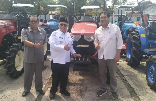 Bupati Blitar menyerahkan alat dan mesin pertanian sebagai respon terhadap dominasi pertanian sebagai mata pencaharian utama warga.