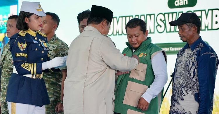 Aseng dari Kelompok Tani Ciraden, Cianjur, diganjar penghargaan negara setelah tercapai panen padi 8 ton per hektar berkat benih unggul dan dukungan pemerintah.