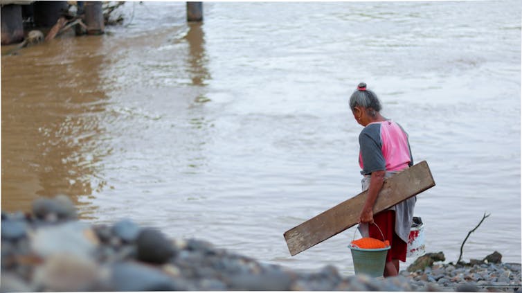 Analisis tentang bagaimana perempuan selalu menghadapi beban ganda—korban sekaligus penjaga keluarga—di tengah dan setelah bencana.
