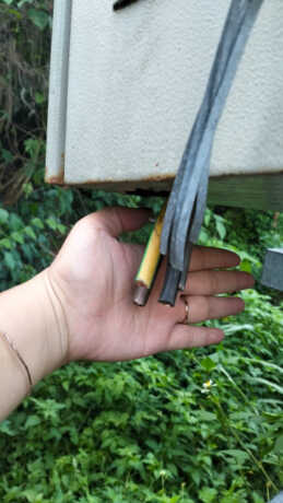 Puluhan meter kabel listrik di Jembatan Merah Youtefa dicuri, menyebabkan lampu penerangan padam dan menimbulkan risiko keselamatan.