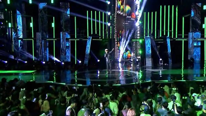 Penampilan Jamrud dalam konser ultah Indosiar ke-31 berhasil menggugah penonton untuk ikut menyanyikan lagu bersama.