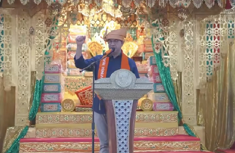 Anies Baswedan menegaskan bila terjadi kecurangan saat pemilu, sebagaimana analogi 'gol tangan Maradona', pihak yang menang tidak seharusnya diam; perlunya respons serius demi menjaga legitimasi dan kepercayaan publik.