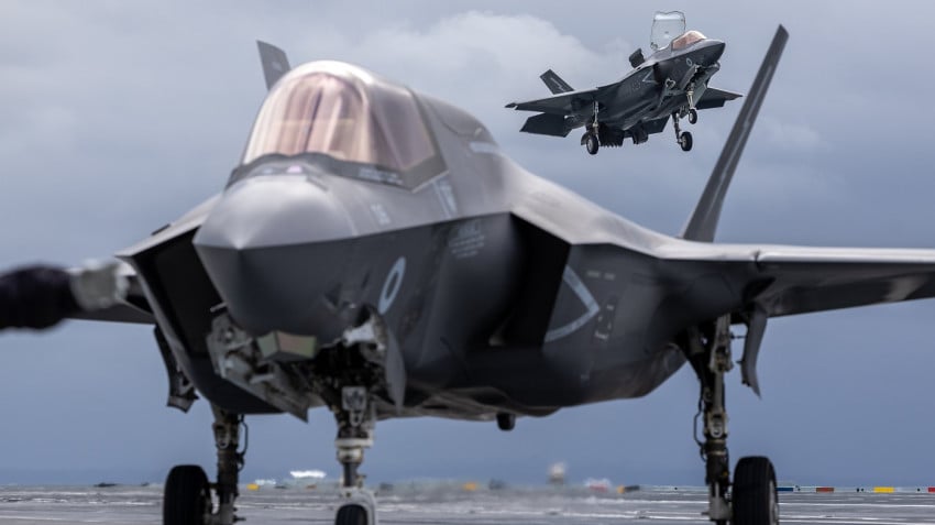 Analisis potensi dampak penjualan F-35 terhadap keseimbangan militer di Timur Tengah dan reaksi dari aktor terkait.