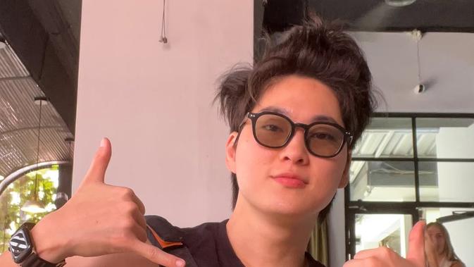 YouTuber Kim Geba alias Bung Korea mengambil langkah baru dengan debut akting sebagai karakter dokter asli Korea dalam film horor psikologis “Tolong Saya (Dowajuseyo)” yang akan tayang pada 29 Januari 2026.