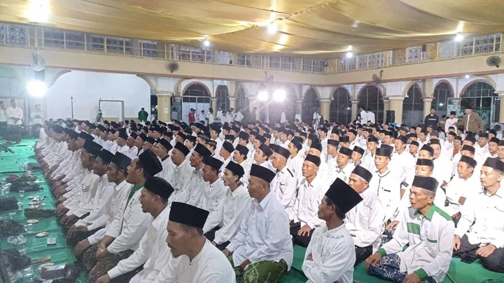 Lailatul Hadrah pembuka resmi Haul ke-16 Gus Dur di Pesantren Tebuireng, dihadiri jamaah dari berbagai kota di Jawa Timur.