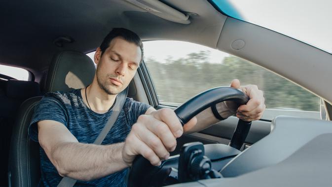 Microsleep bisa terjadi tanpa disadari saat mengemudi jarak jauh — kenali tanda dan cara mencegahnya agar perjalanan tetap aman.