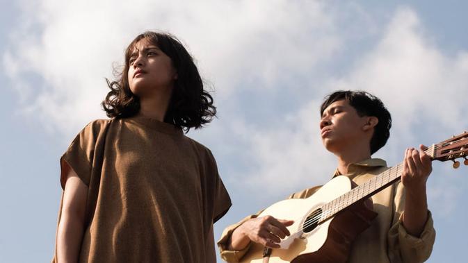 “Mimpilah Seliar-liarnya” karya Banda Neira hadir sebagai refleksi kerasnya situasi pekerja kota dan tentang mimpi yang tetap perlu dijaga.