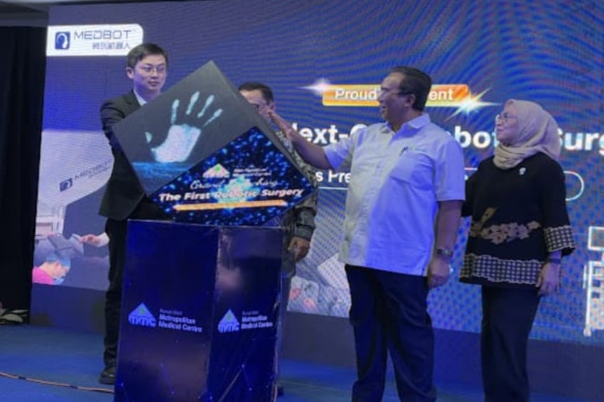 RS MMC memperkenalkan layanan Robotic Tele-Surgical System untuk operasi kompleks dengan presisi tinggi dan akses keahlian dari berbagai wilayah.