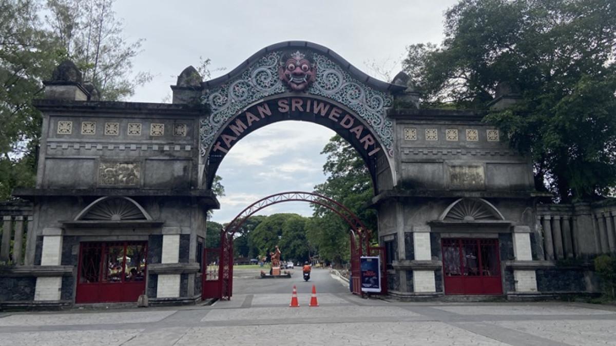 Taman Sriwedari Surakarta menawarkan kombinasi hiburan, edukasi, dan kebudayaan, ideal untuk liburan keluarga.