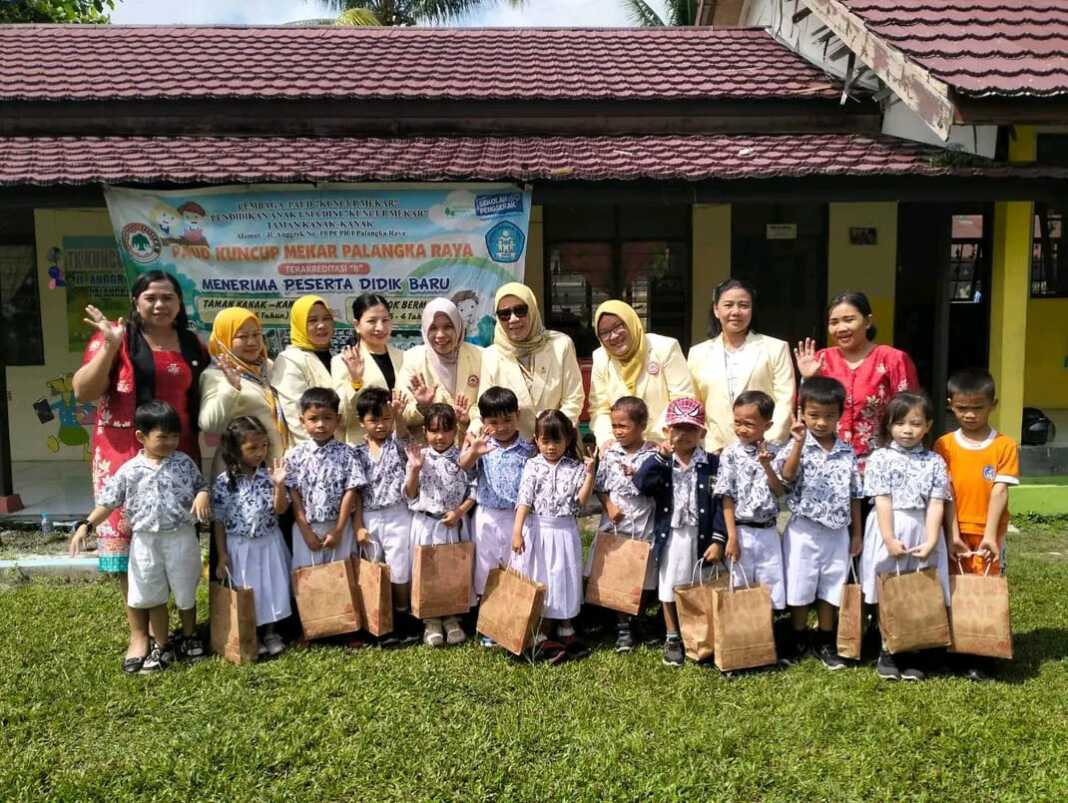 DPD HWK Kalimantan Tengah kembali melaksanakan aksi sosial memperkuat pendidikan usia dini melalui pemberian perlengkapan sekolah dan alat bermain edukatif kepada PAUD.