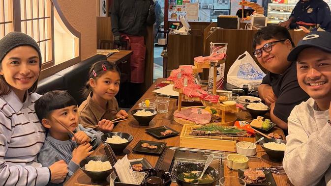 Kebersamaan dan gaya liburan enam artis Tanah Air saat merayakan Natal 2025 di luar negeri: dari Jepang hingga Dubai.