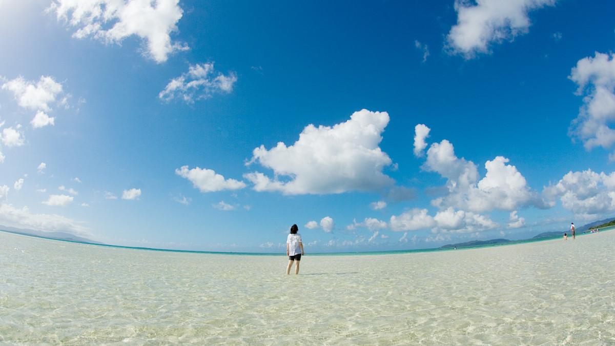 Menjelajahi Taketomi dalam satu hari dari Ishigaki dengan biaya terjangkau dan pengalaman lokal yang autentik.