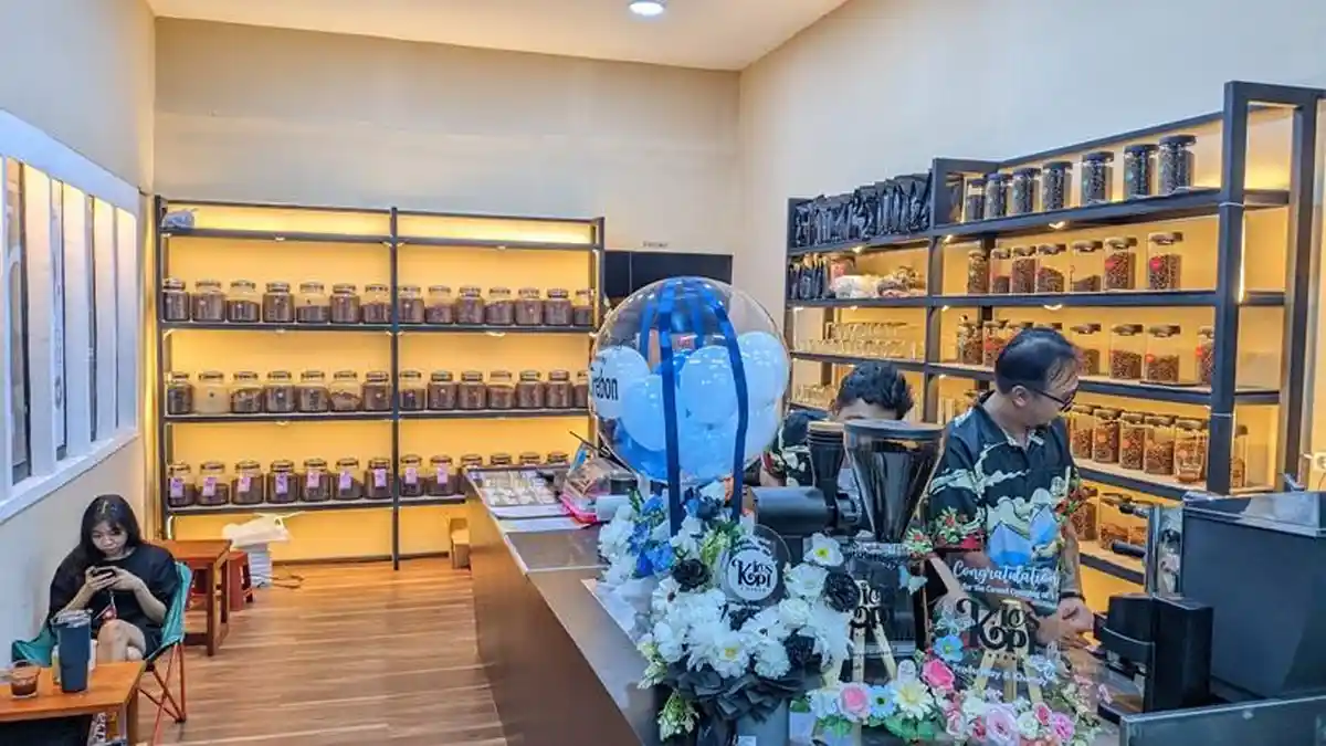 Dari kopi Gayo hingga lokal, kios ini menyediakan puluhan pilihan biji kopi mulai harga murah hingga premium di Cirebon.