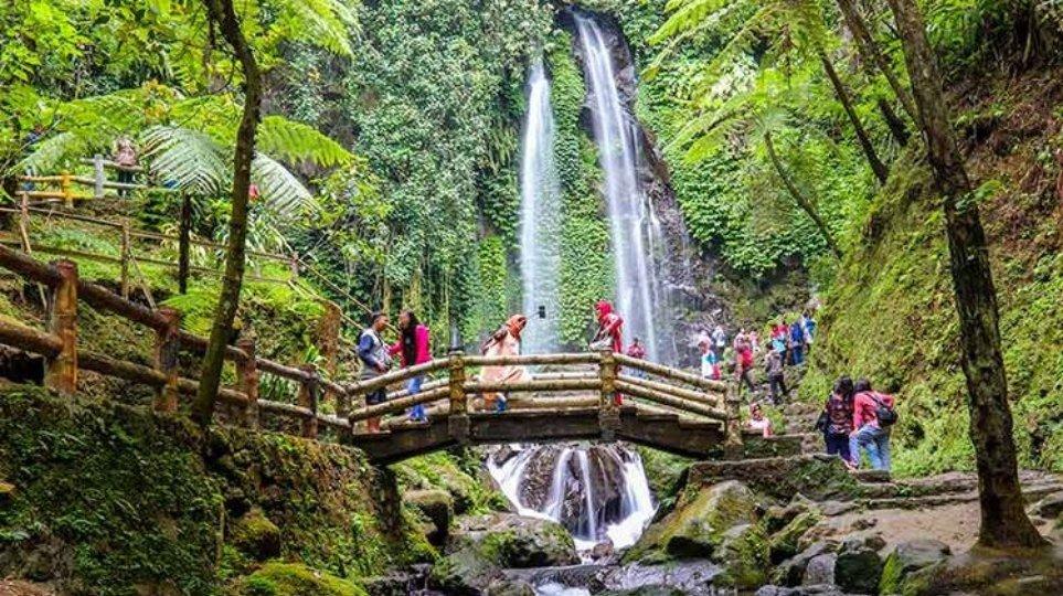 Tarif terbaru dan jam operasional Air Terjun Jumog Karanganyar pada liburan awal 2026.