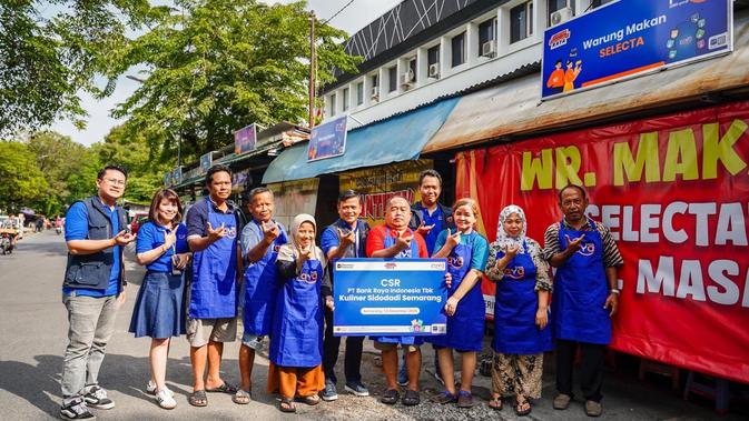Bank Raya melalui program TJSL memberikan fasilitas usaha dan edukasi keuangan digital bagi PKL Sidodadi Semarang.