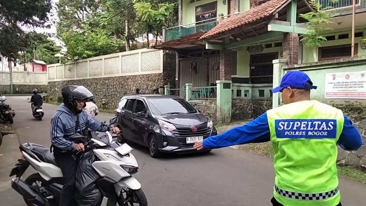 Polres Bogor memberdayakan Sukarelawan Pengatur Lalu Lintas (Supeltas) bersama strategi rekayasa lalu lintas dalam mengurai kepadatan di kawasan Puncak Bogor pada libur panjang Isra Miraj.