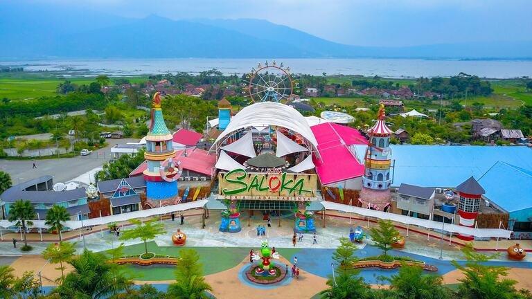 Saloka Theme Park menawarkan tiket terusan spesial selama libur Natal dan Tahun Baru 2026—weekday Rp120.000, weekend dan hari libur Rp150.000 per orang