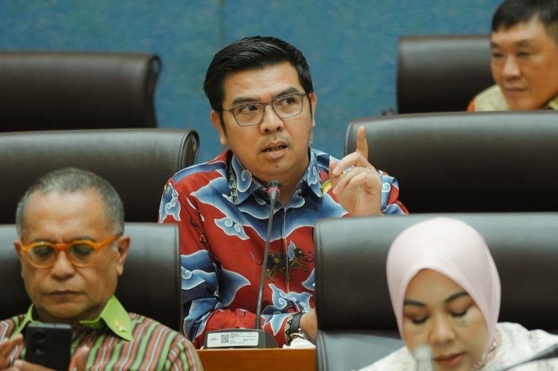 Komisi VII DPR RI menyerahkan bantuan senilai Rp500 juta untuk mendukung pemulihan ekonomi UMKM terdampak bencana di Kabupaten Padang Pariaman, Sumatera Barat.