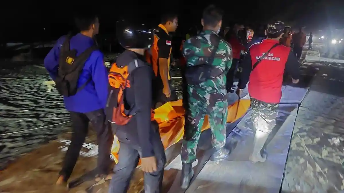 Operasi SAR menemukan Mahirul Ramadhan (17) dalam keadaan meninggal dunia setelah terseret ombak di Pantai Lengkong, Kabupaten Cilacap.