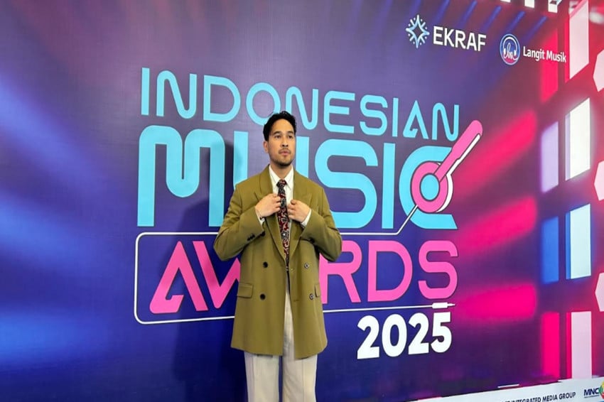 Adrian Khalif tampil di Blue Carpet IMA 2025 sambil menerima tiga nominasi prestisius untuk karier musiknya.