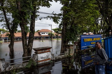 Banjir setinggi 10–50 cm merendam Terminal Induk Bus Jati, membuat semua aktivitas terhenti dan operasionalnya dialihkan ke luar area terminal.
