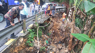Kondisi geografis Kota Jayapura yang dominan perbukitan menjadi alasan utama penolakan pembukaan jalan baru oleh Wali Kota.