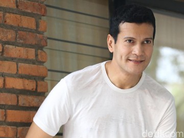 Adam Jordan berbagi pengalaman unik selama berkarir lebih dari tiga dekade, termasuk ketika sering dicubit oleh penonton ibu-ibu karena peran suami tidak tegas dalam sinetron.